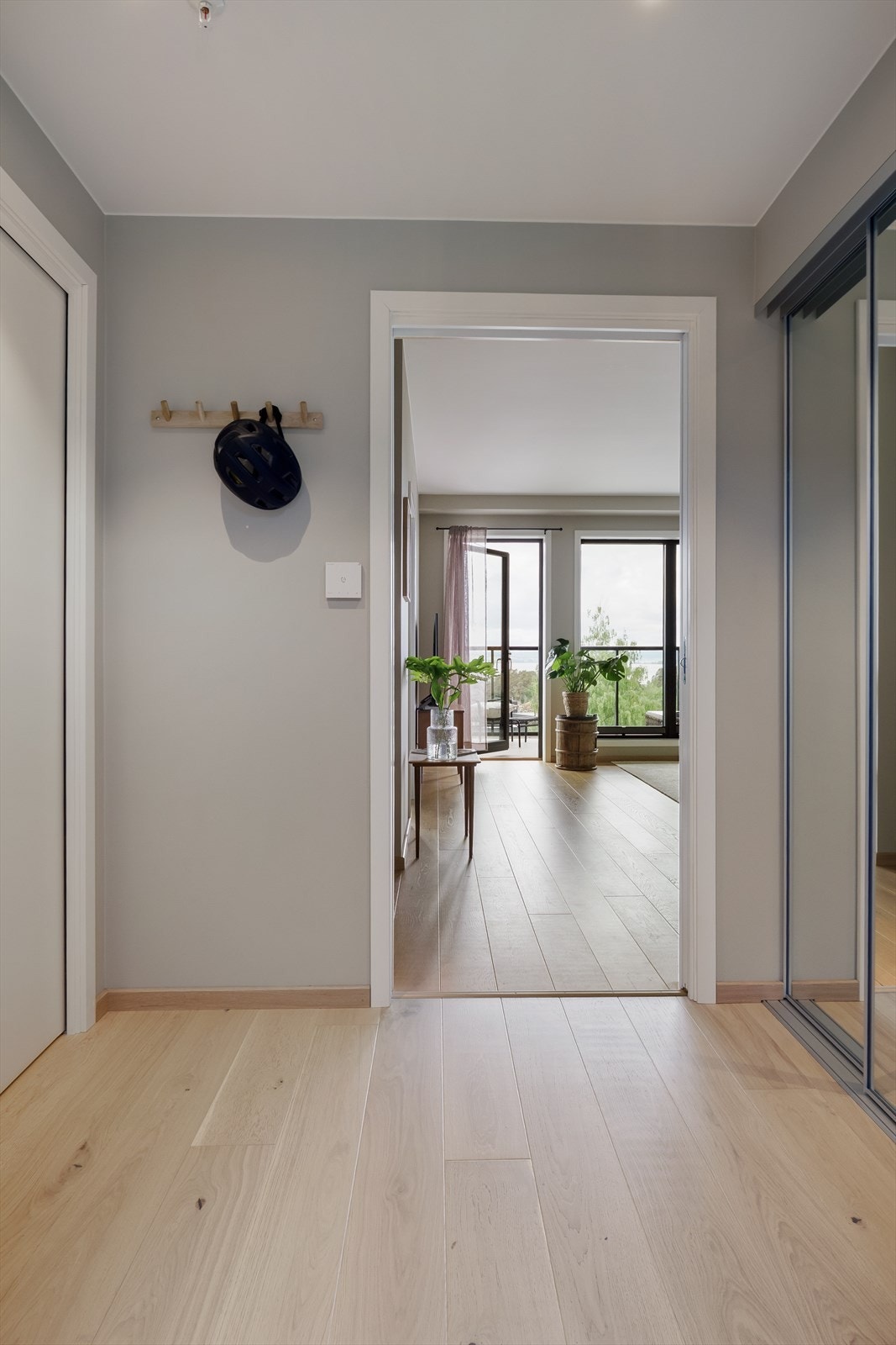 Entréen gir et godt førsteinntrykk, og her er det god plass til oppbevaring av sko og yttertøy i skyvedørsgarderobe. Galleribilde