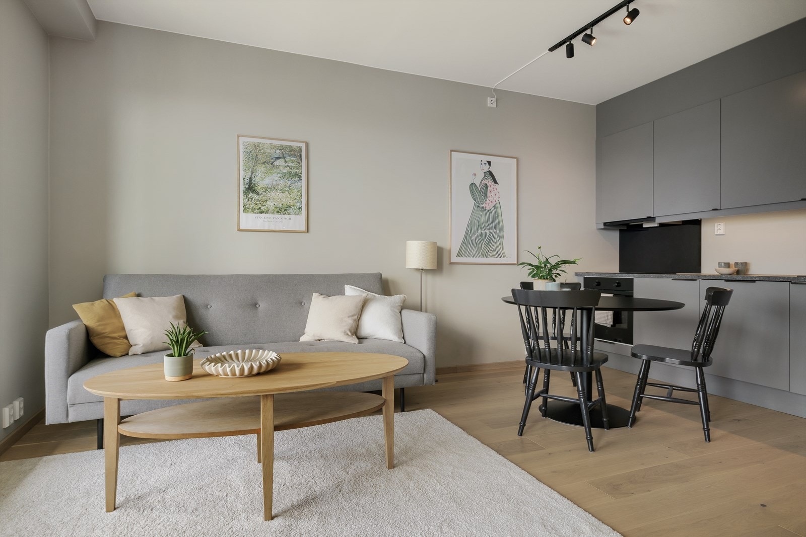 Det moderne kjøkkenet ligger i åpen løsning til stue som skaper en perfekt arena for samvær og underholdning mens måltidene tilberedes. Galleribilde