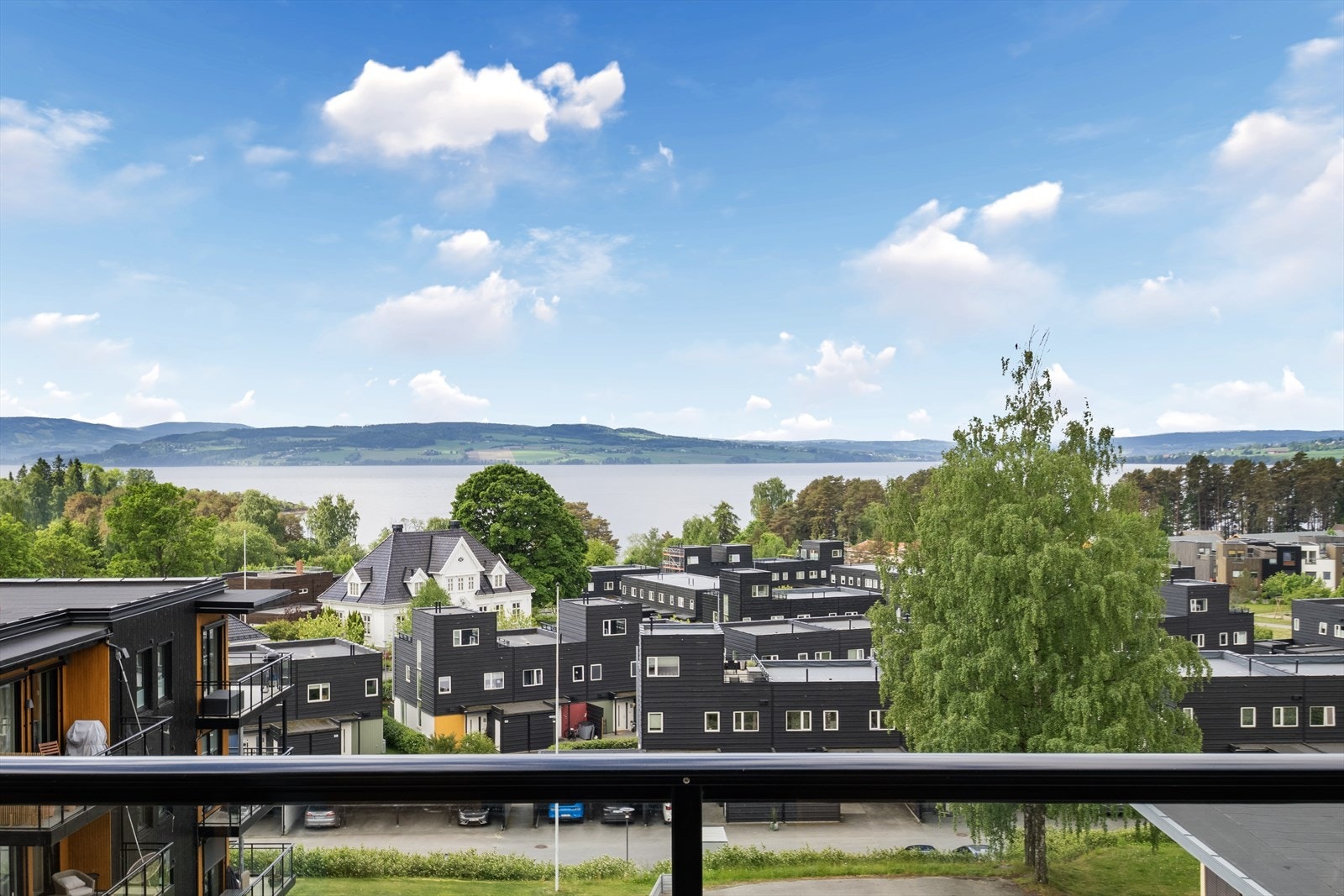 Her bor du i et attraktivt område med kort gangavstand til servicetilbud, gode kollektivforbindelser samt flotte tur- og rekreasjonsmuligheter. Galleribilde