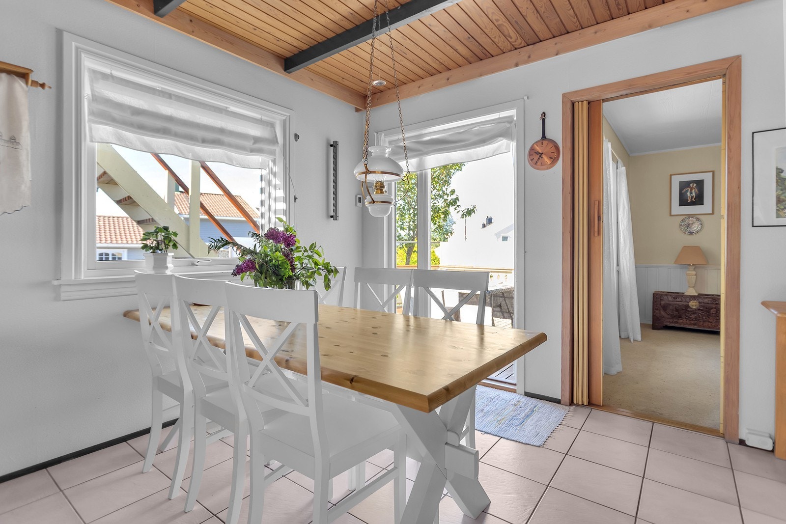 Fra kjøkkenet er det direkte utgang til terrassen og uteområdet. Galleribilde