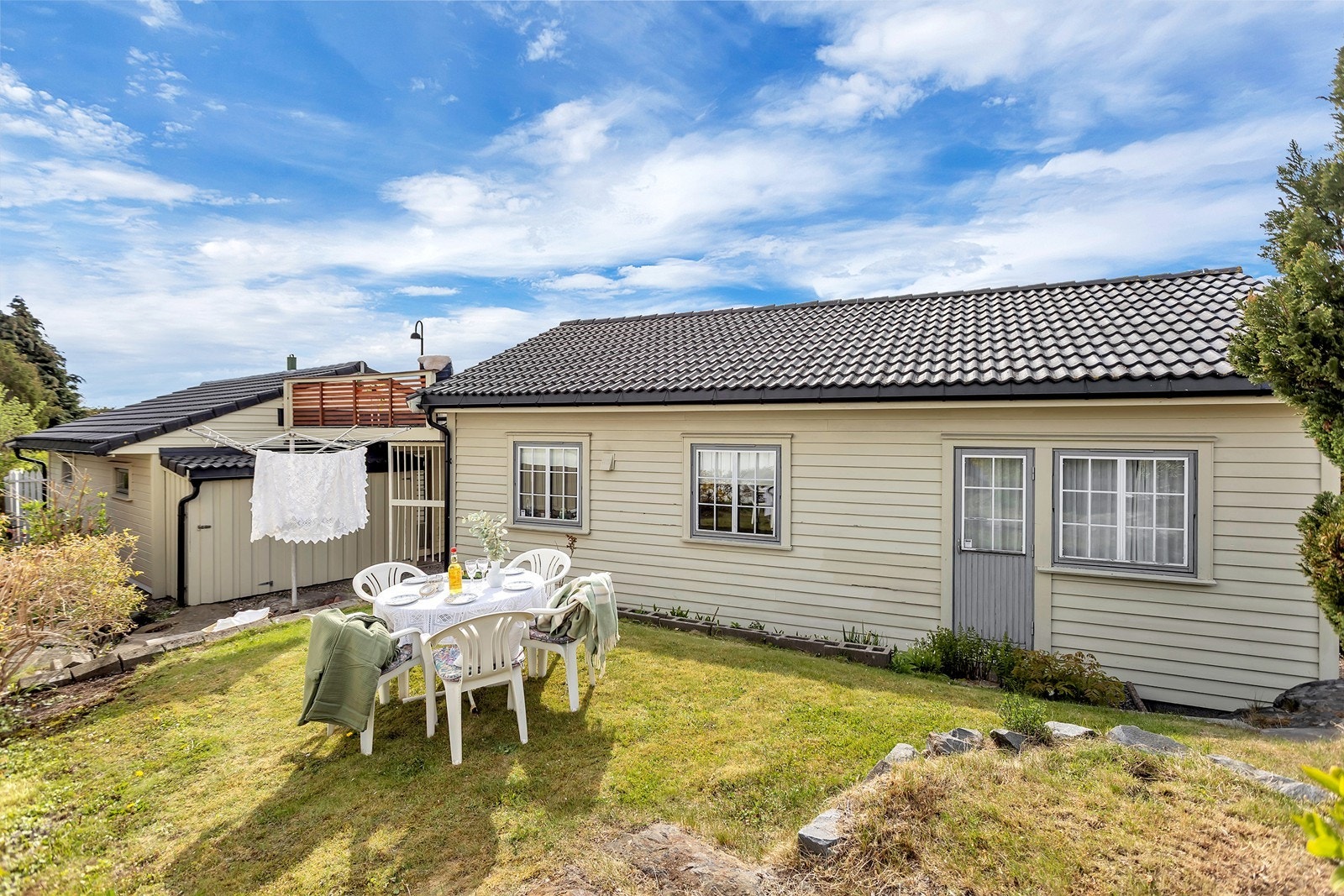 Uteområde på baksiden av boligen, med utgang fra soverom. Galleribilde