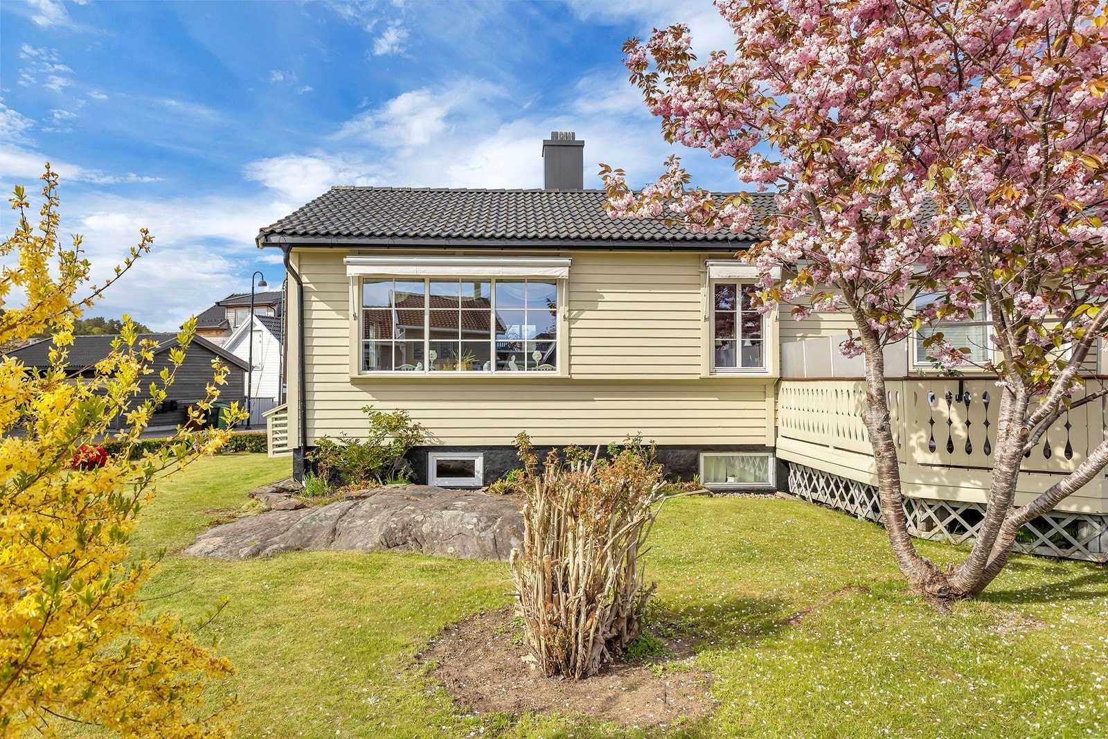 Taktekkingen fremstår som nyere, og er tekket med betongtakstein. Galleribilde