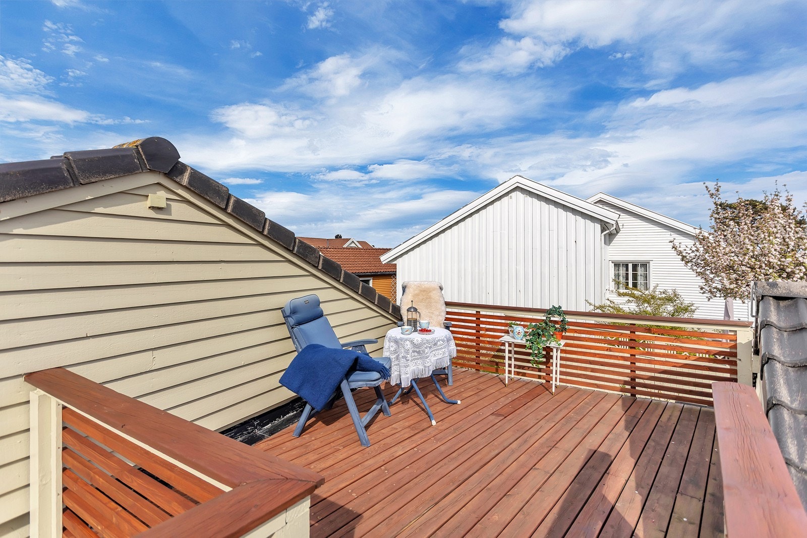 Verandaen gir en hyggelig og skjermet uteplass med plass til møblering. Galleribilde