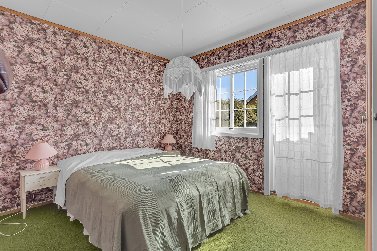 Soverom med god plass til dobbeltseng og annet møblement. Galleribilde