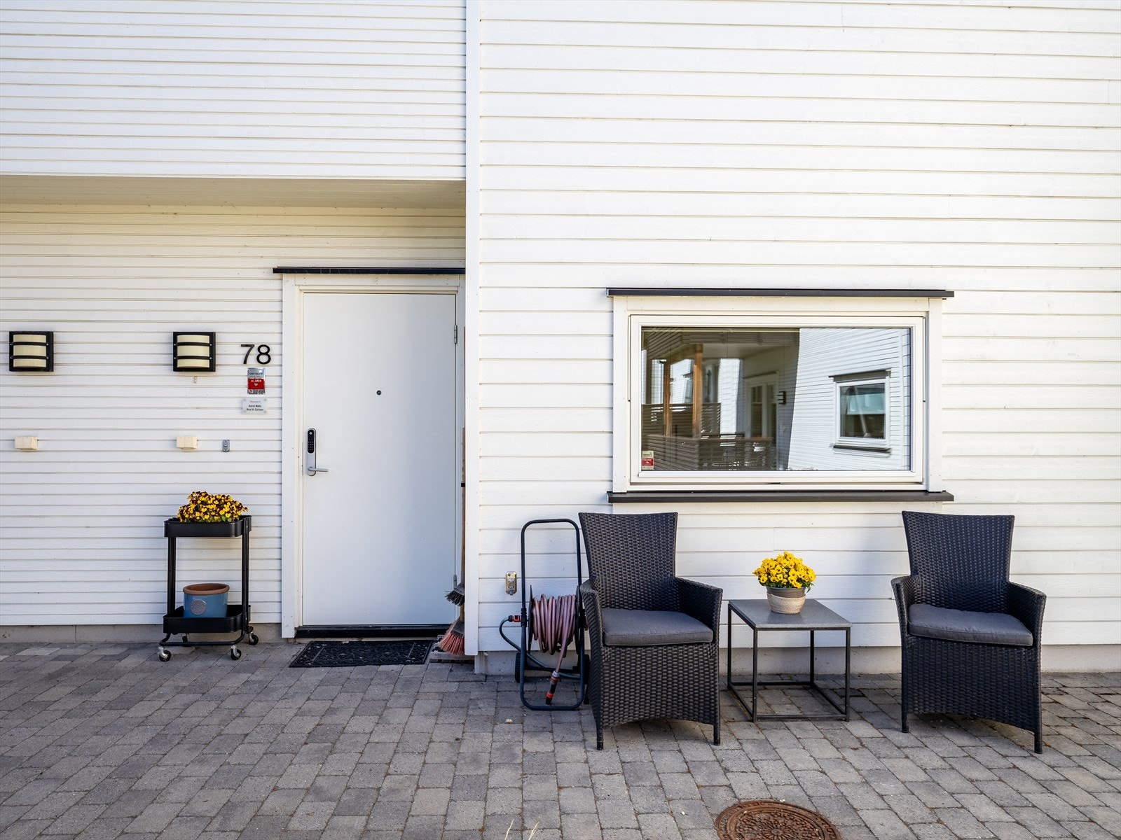 Leiligheten disponerer en utvendig bod på ca. 5 m² og parkeringsplass i felles carportanlegg. Galleribilde