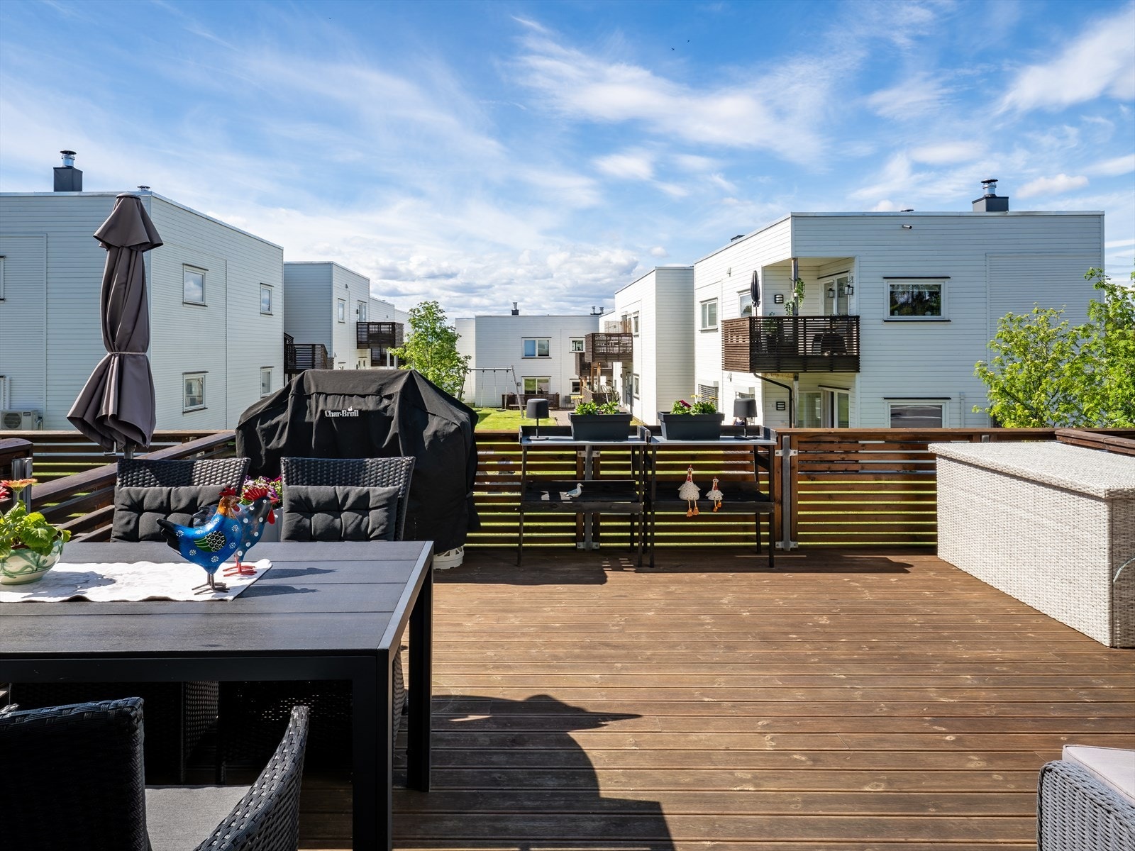 Fra stuen er det utgang til den vestvendte markterrasse på ca. 27 m². Galleribilde
