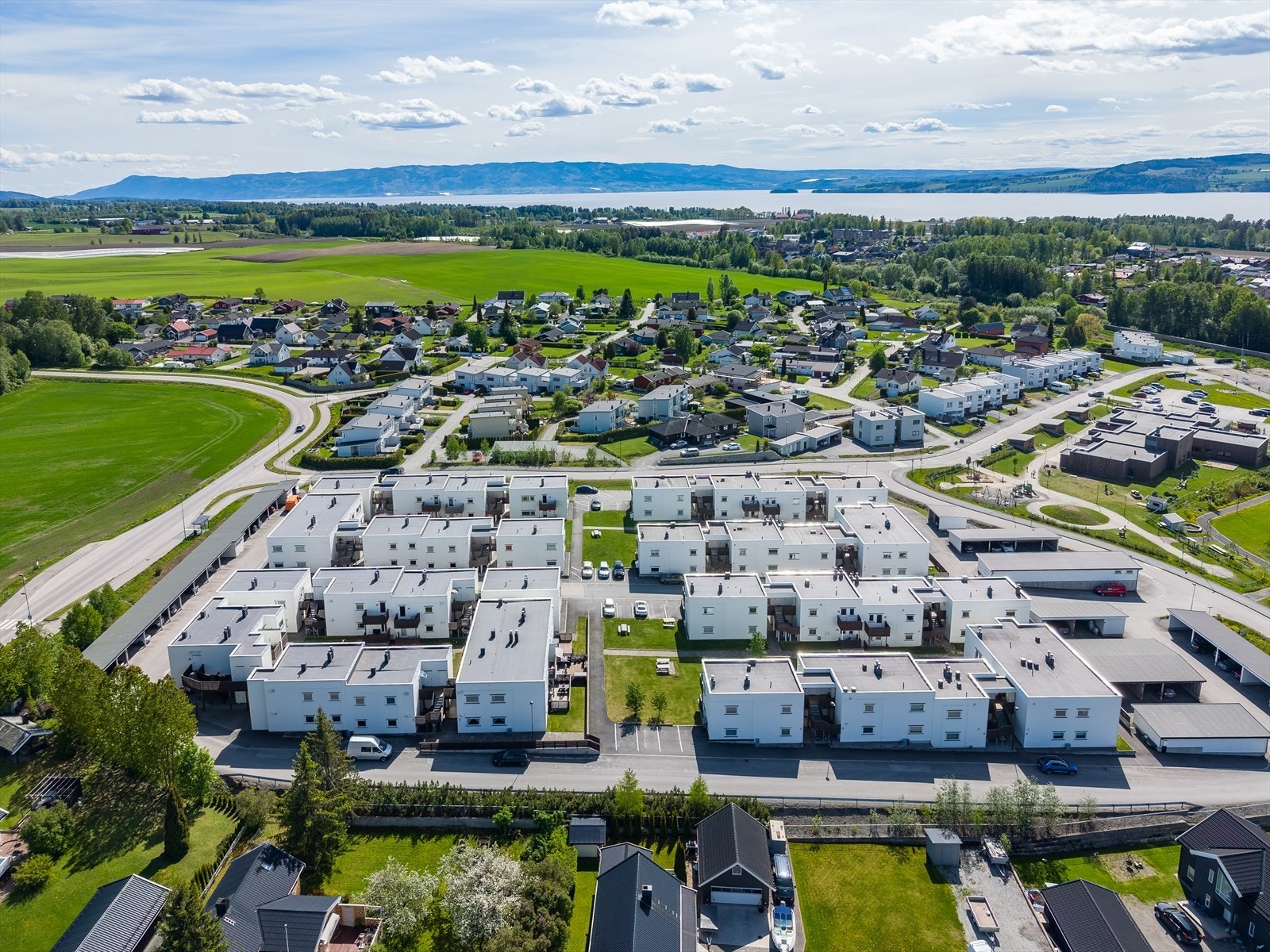 Boligen har en attraktiv beliggenhet i et rolig og barnevennlig boligområde på Ottestad, ca. 4 km fra Hamar sentrum. Galleribilde