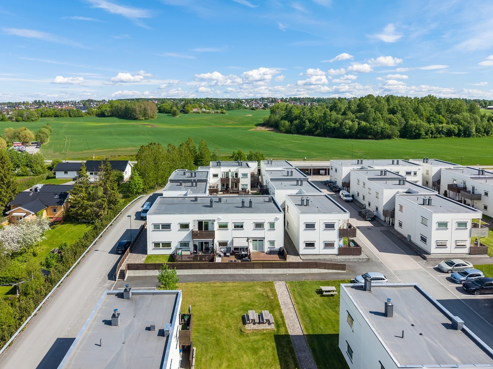 Dette er en lys og romslig selveierleilighet over to plan, beliggende i et rolig og barnevennlig område på Ottestad. Galleribilde
