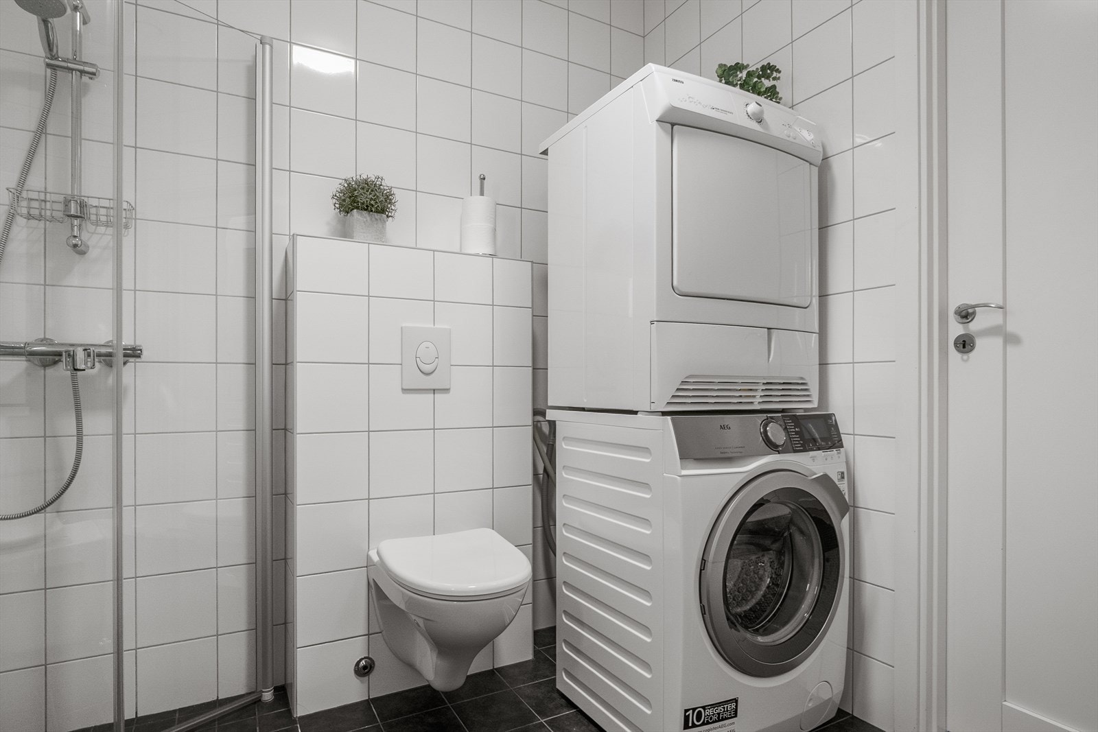 Det er elektrisk gulvvarme og opplegg for vaskemaskin. Galleribilde