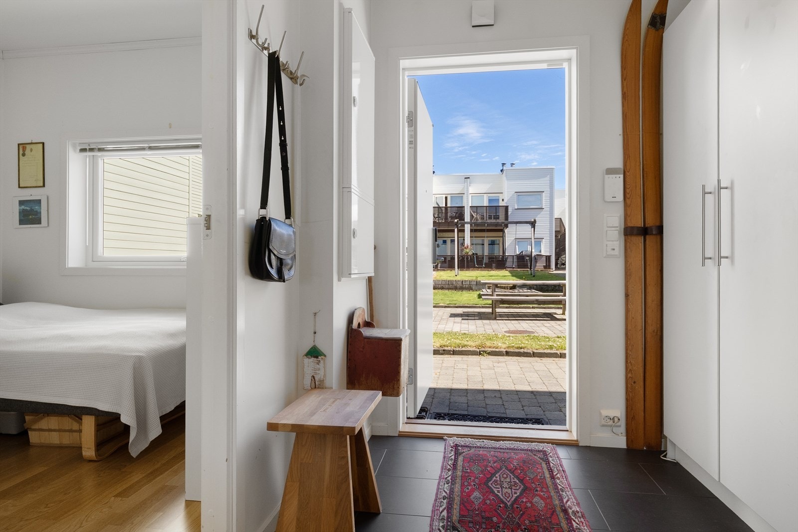 Velkommen inn i en lys og praktisk entré med god plass til oppbevaring av sko og yttertøy i garderobeskap. Galleribilde
