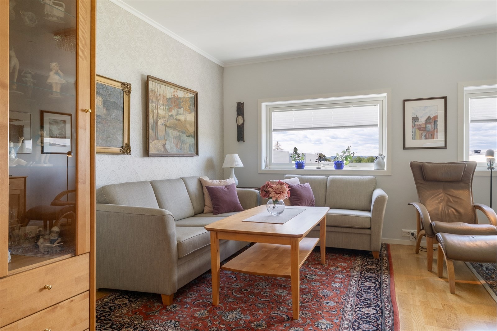 En lys og romslig stue med god plass til sofagruppe og lenestoler. Galleribilde