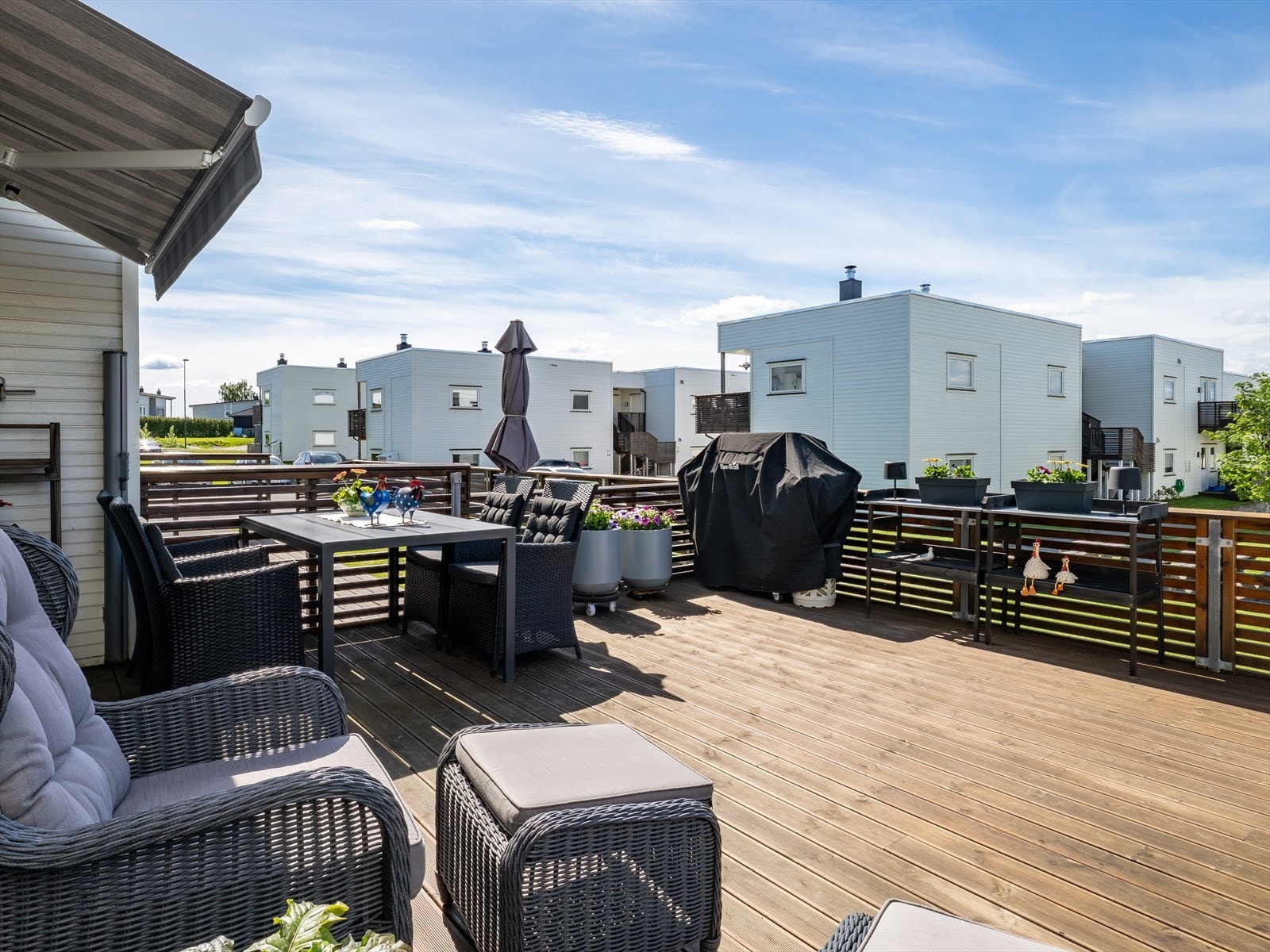 Fra stuen er det utgang til en vestvendt markterrasse på ca. 27 m². Galleribilde