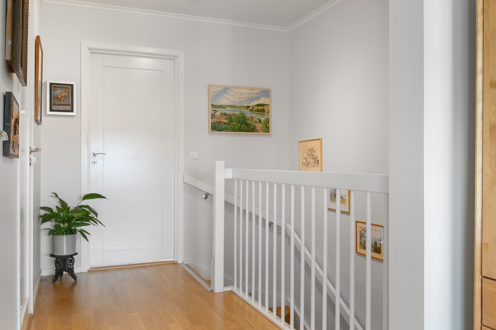 Andre etasje inneholder gang, bad/vaskerom, teknisk rom, soverom og en romslig stue. Galleribilde