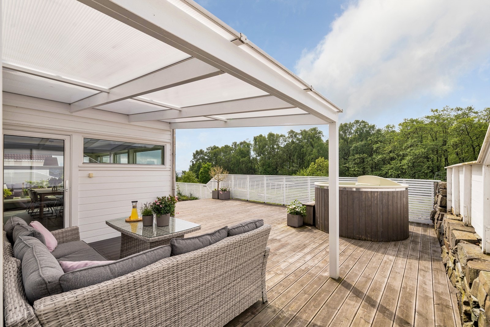 Terrasse - solrikt samtidig som har en le for vind Galleribilde