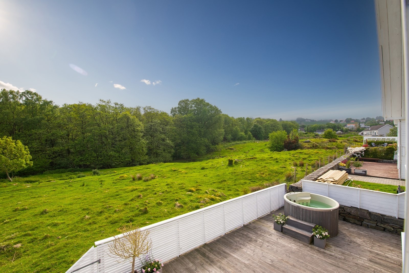 Terrasse - boligen grenser til frodige marker Galleribilde