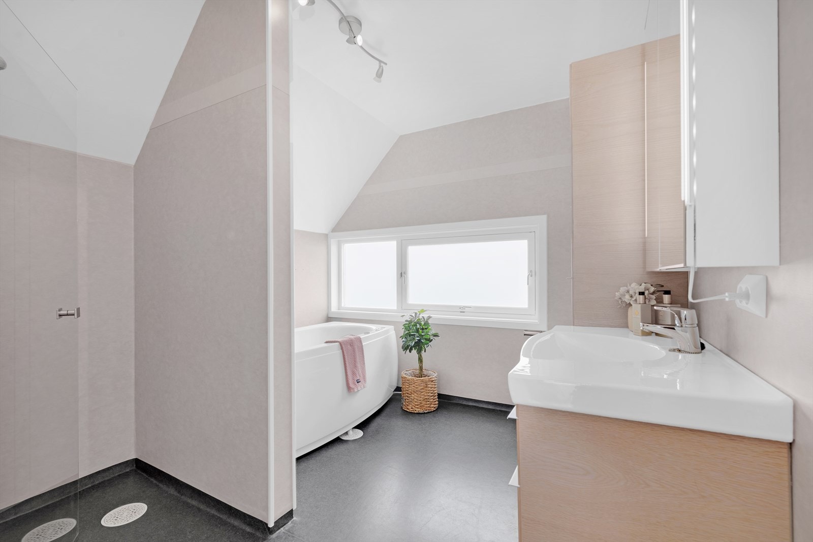 Bad 2.etg. - innredet med både dusj og badekar Galleribilde