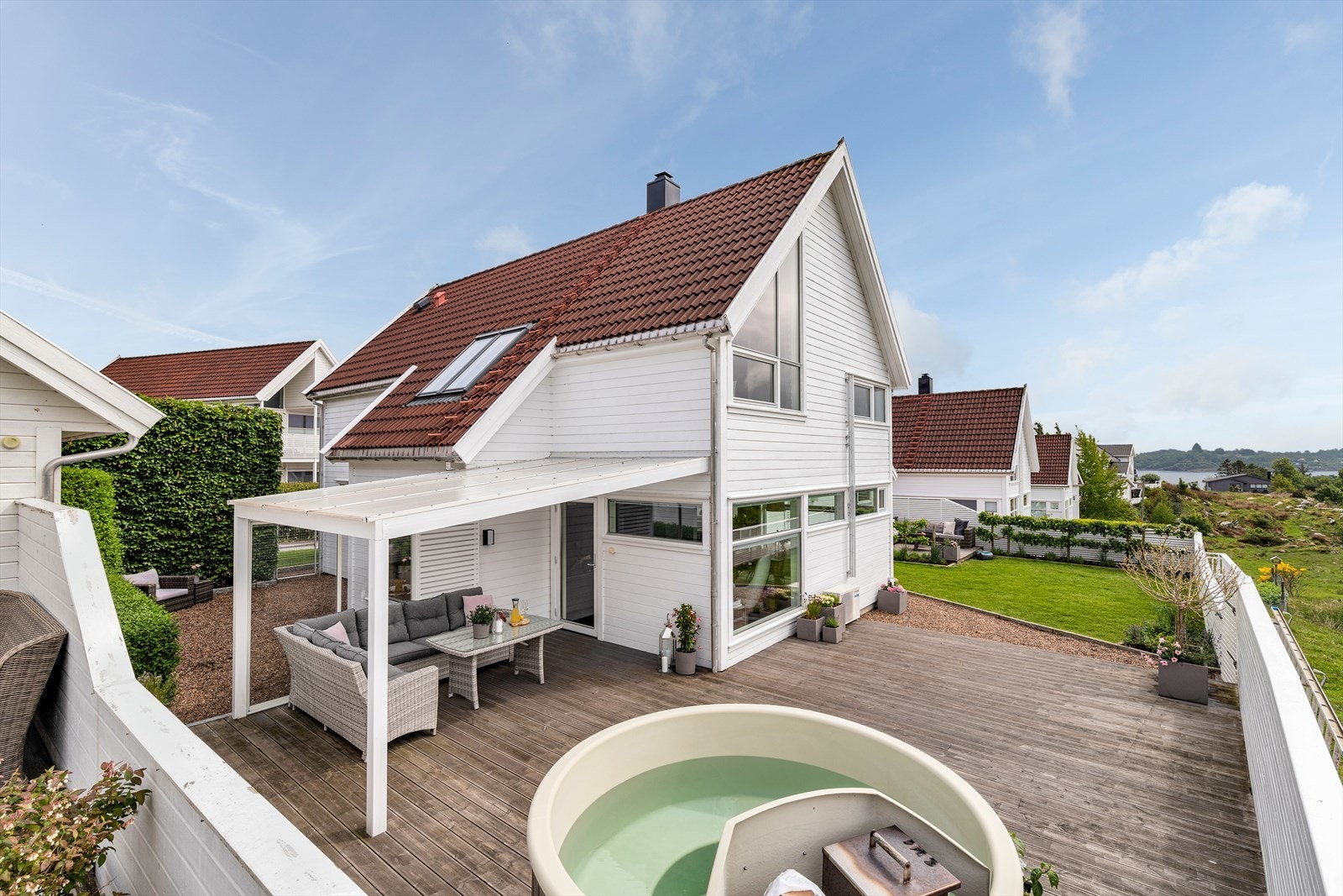 Fasade - boligen har flotte uteområder, solrike terrasser og grenser til friområde Galleribilde