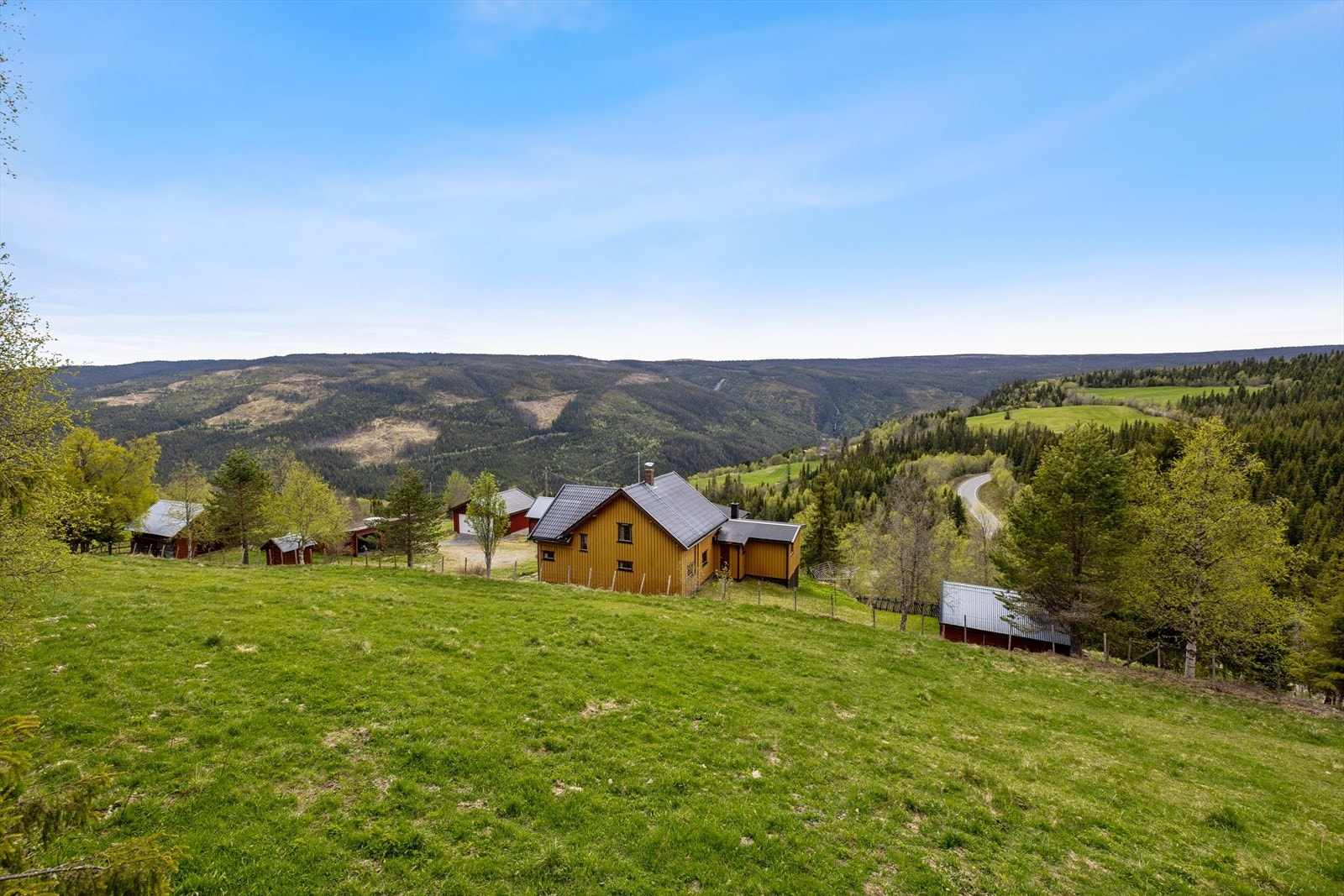 Eiendommen består av to teiger. Hovedteigen, hvor bygningene står, er på ca. 33,6 dekar. Den andre teigen er en skogsteig på ca. 46,8 dekar. Galleribilde