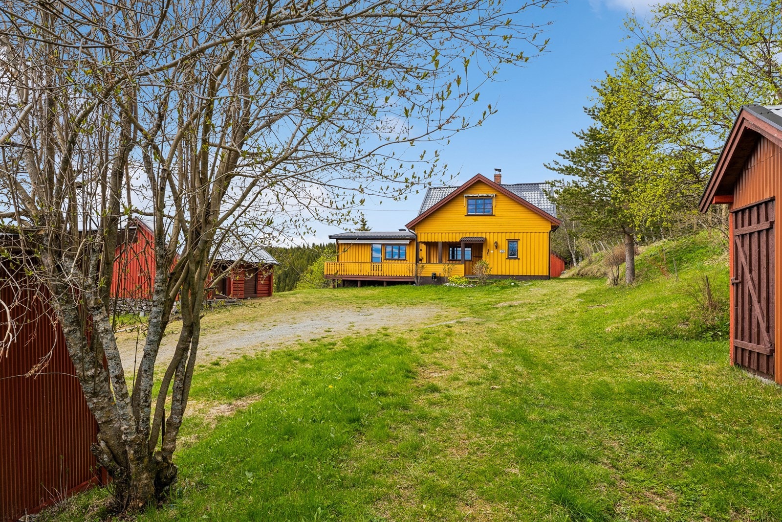 Gårdstunet med gode parkeringsmuligheter for besøkende. Galleribilde