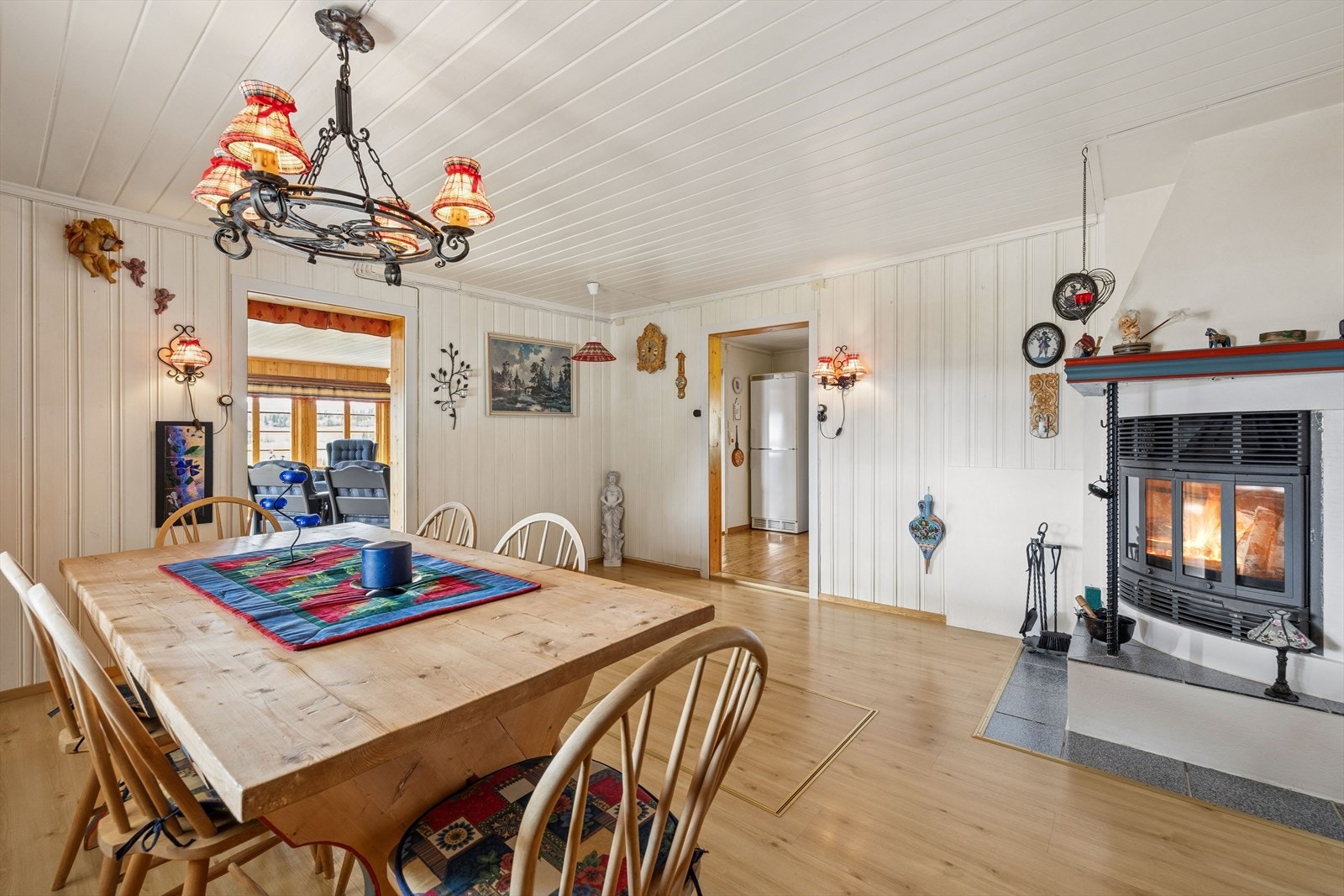 Fra spisestuen er det åpning mot stuen på den ene siden og mot kjøkkenet på den andre. Galleribilde