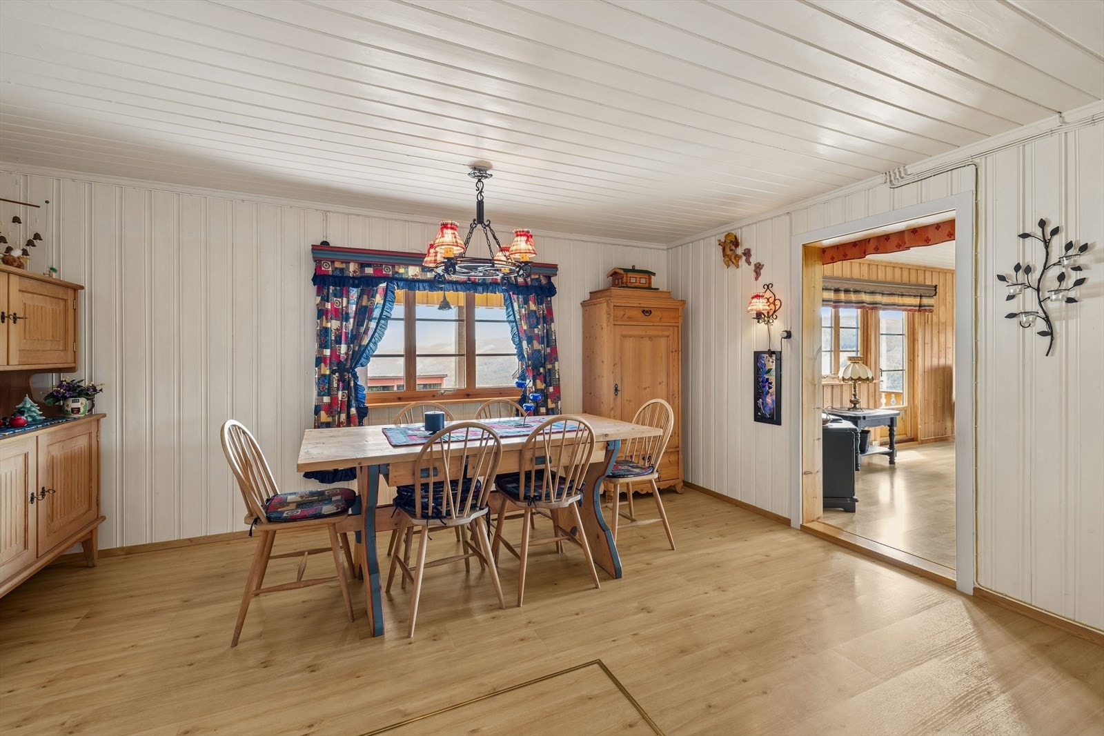 Spisestuen er plassert med god tilgang fra både stuen og kjøkkenet og har plass til et langt spisebord med mange sitteplasser. Galleribilde
