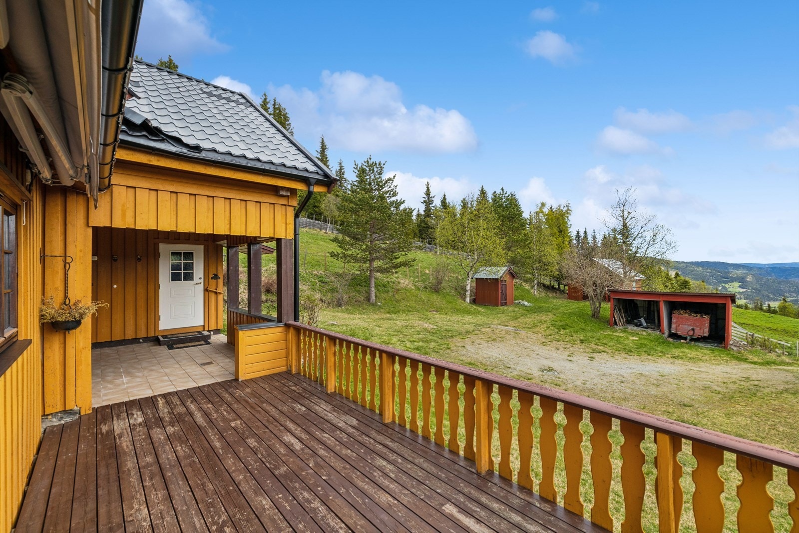 Fra stuen er det direkte utgang til en romslig terrasse på 27 m². Galleribilde