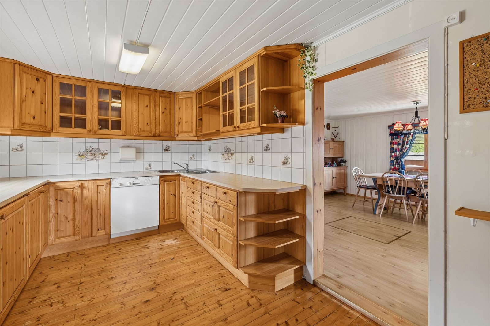 Kjøkkenet er produsert av Marbodal og har innredning med laminerte skrog, profilerte fronter, laminert benkeplate med kjøkkenkum. Galleribilde
