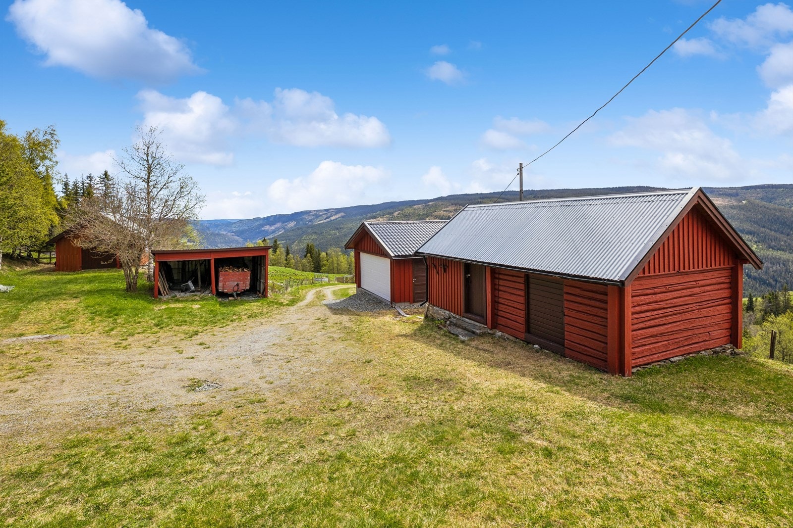 Blant garasjene/uthusene er en dobbelgarasje fra 2016, et stabbur/eldhus, vedskjul og et eldre garasjebygg. Galleribilde