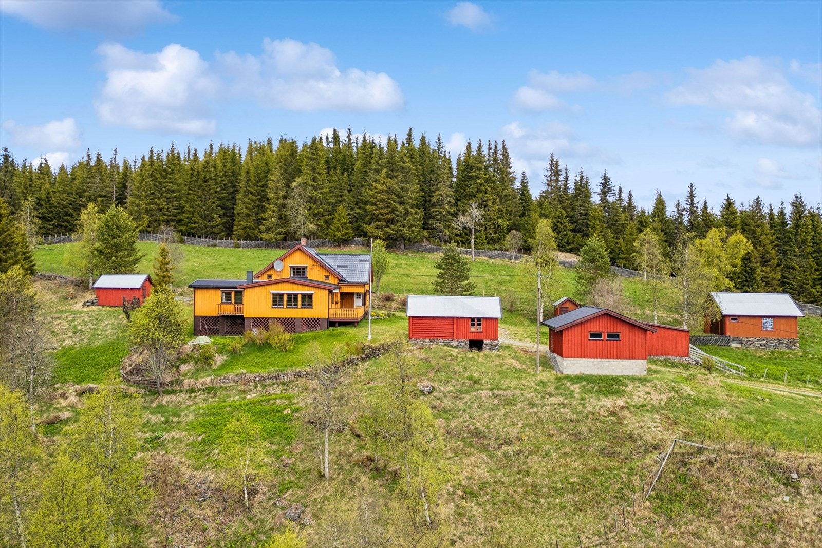 Velkommen til Svatsum Øverbygd 375 - et sjarmerende tun med våningshus og flere garasjer/uthus, landlig plassert med flott utsikt over landskapet! Galleribilde