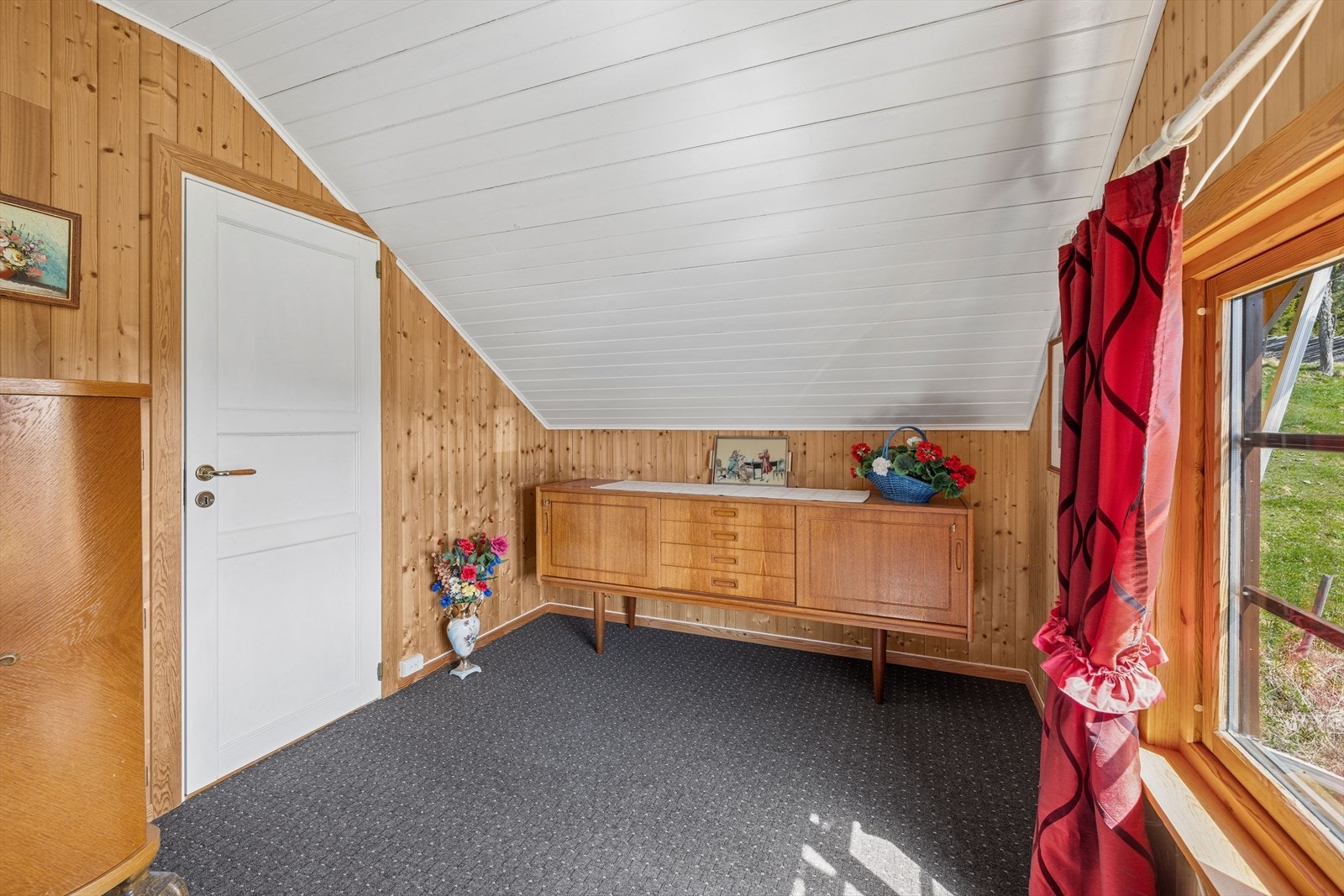 Soverom 3. Loftsetasjen har også to praktiske kott for ekstra lagringsplass. Galleribilde