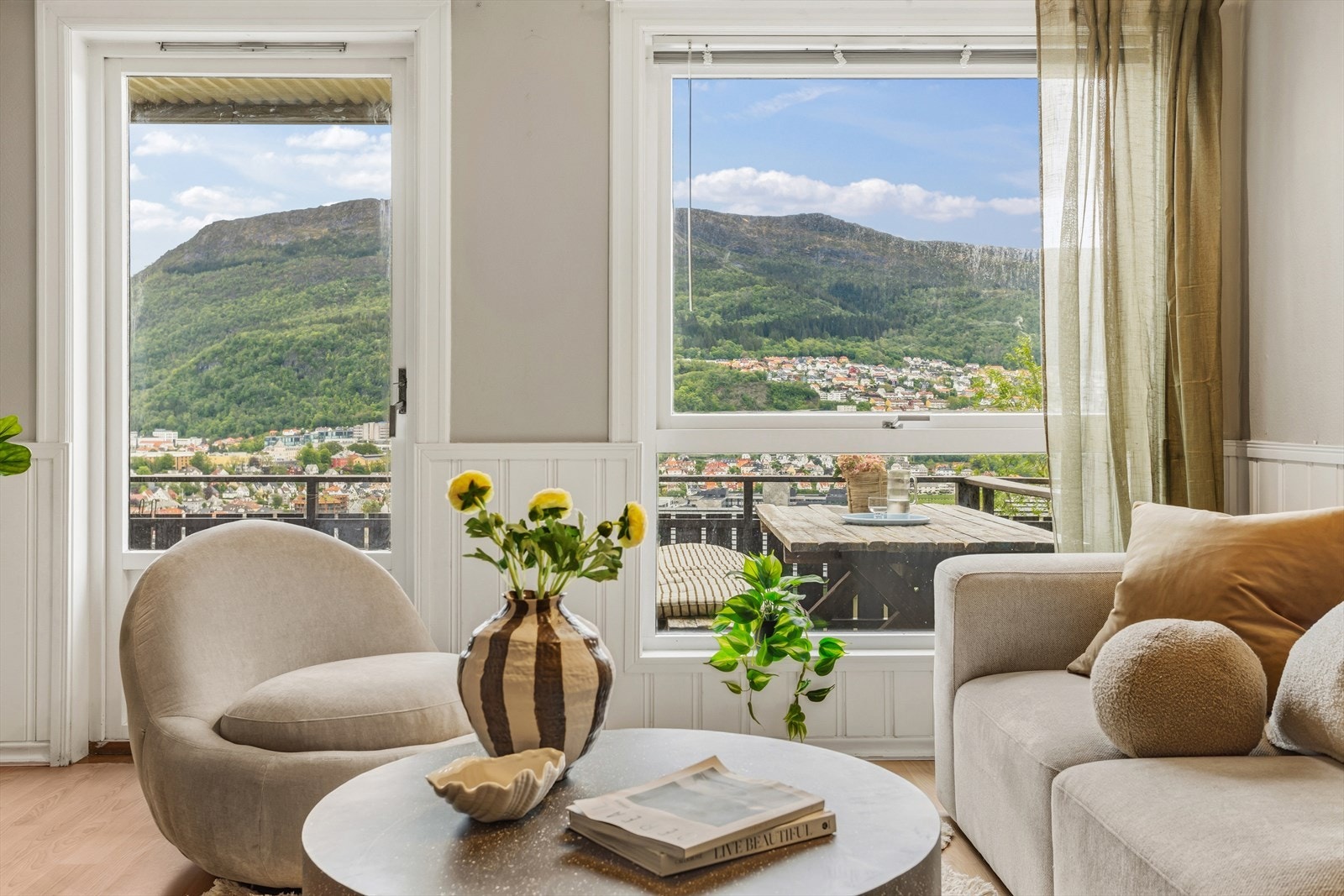 Fra stuen er det utgang til østvendt altan på ca. 23 m². Galleribilde