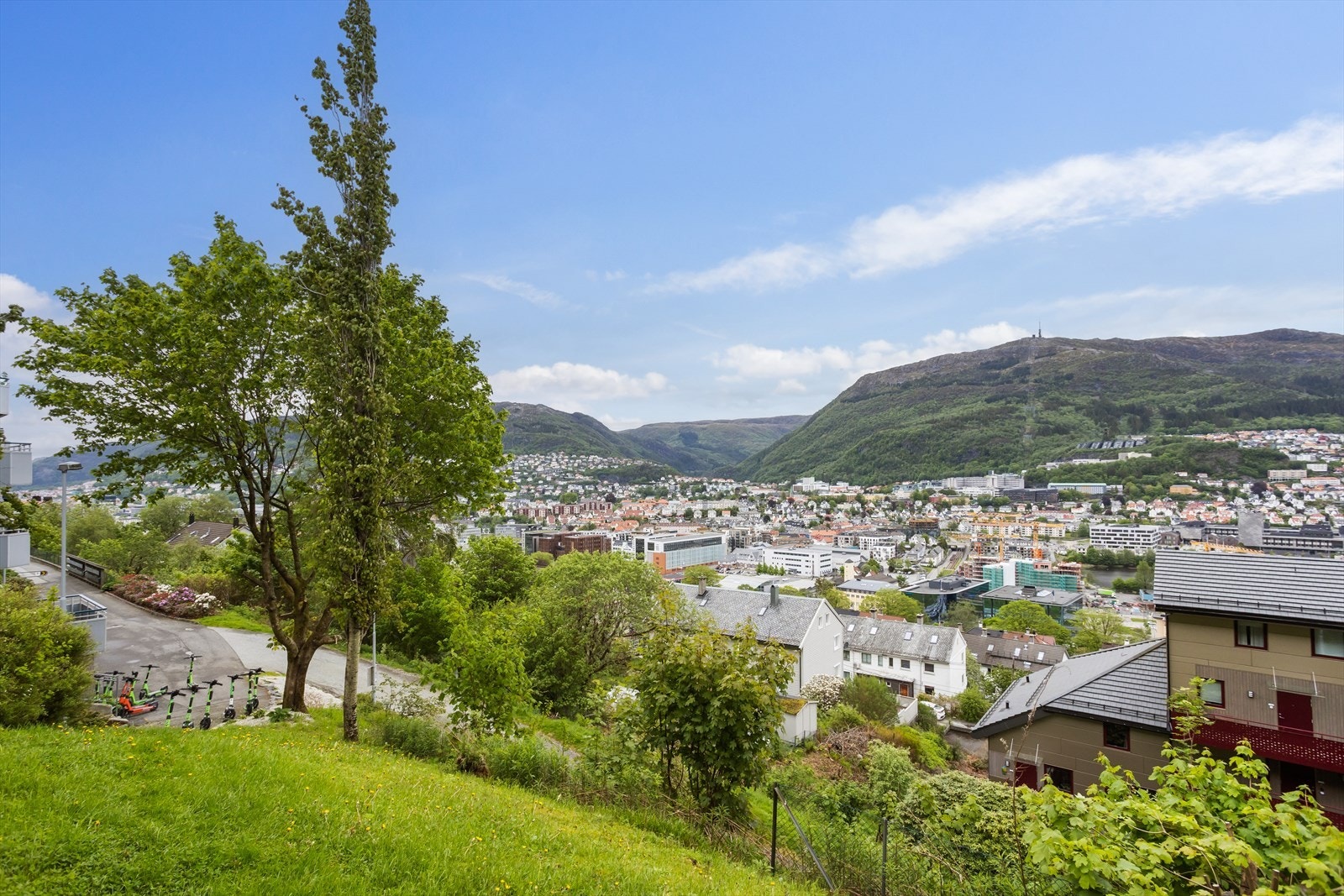 Her bor du i naturskjønne og rolige omgivelser, helt uten gjennomgangstrafikk. Galleribilde