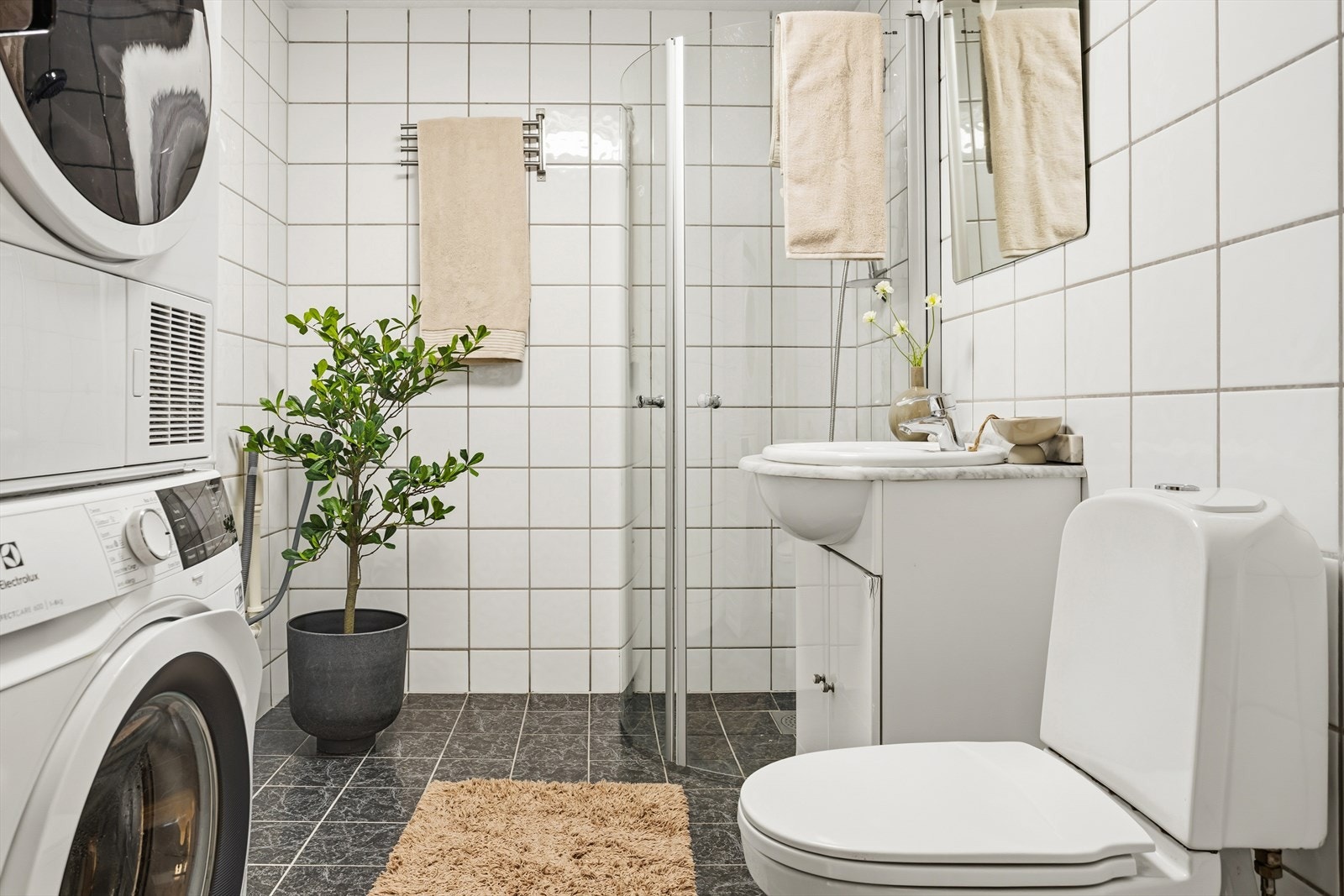 Fra gangen kommer du inn i et helfliset baderom. Galleribilde
