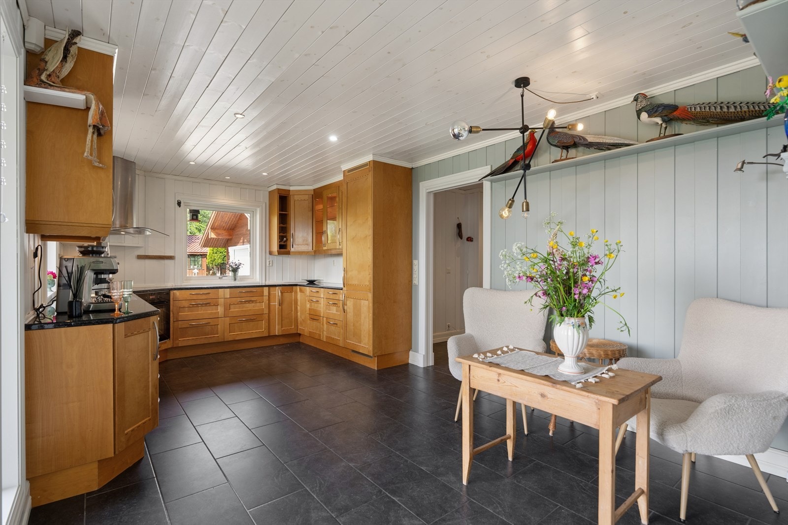 Kjøkkeninnredning med fronter i heltre bjørk og god plass til en sittegruppe. Galleribilde