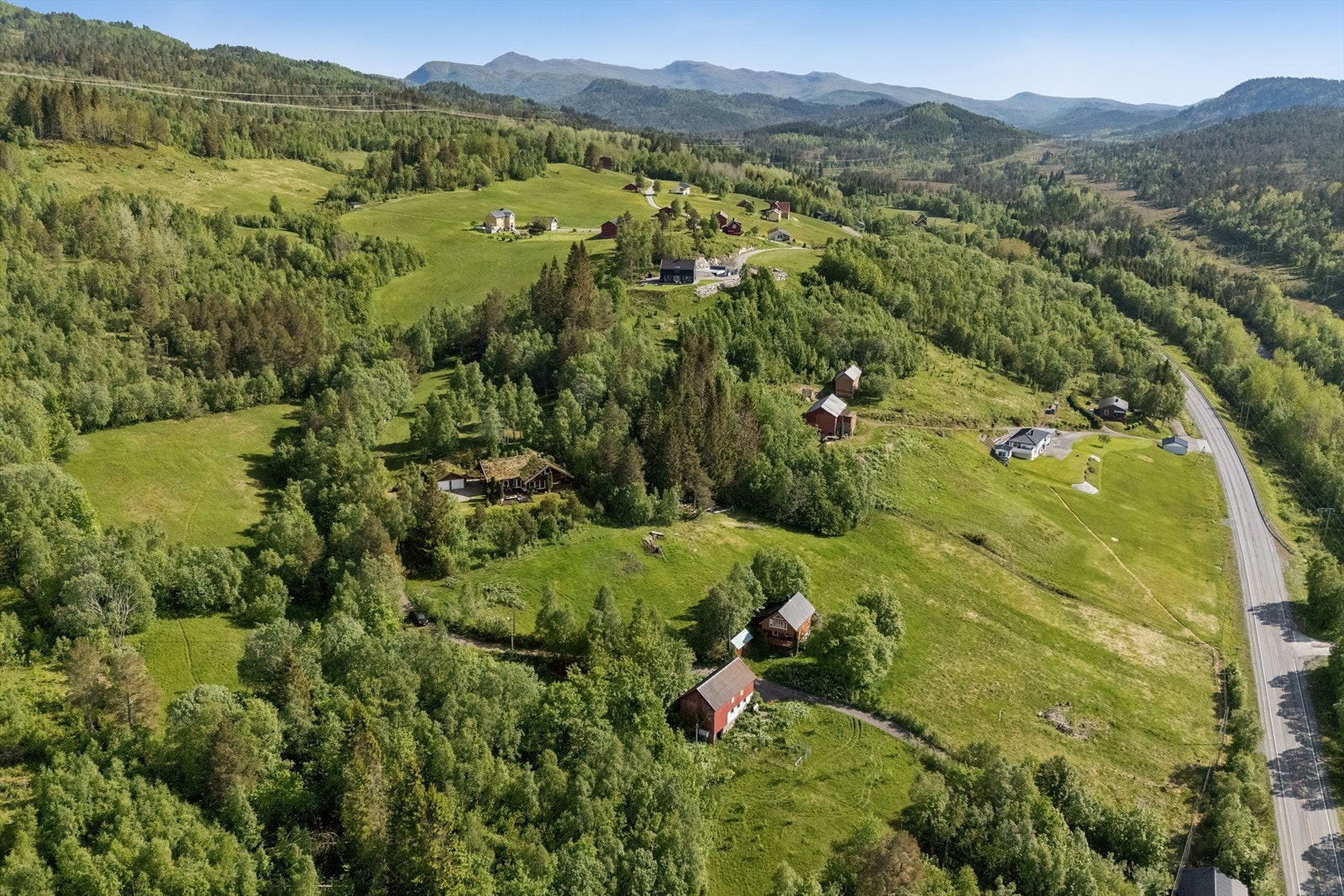 Fra eiendommen er det kort vei til E39 ved Roaldset, kun 3 minutter unna. Galleribilde