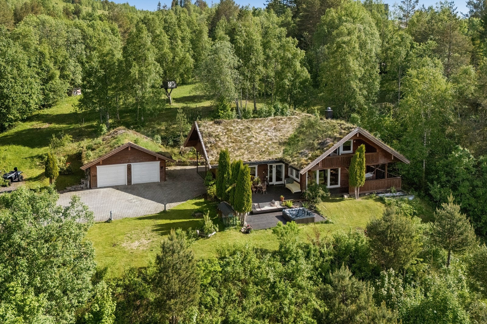 Tunet er pent opparbeidet med belegningsstein og har god plass til parkering. Galleribilde
