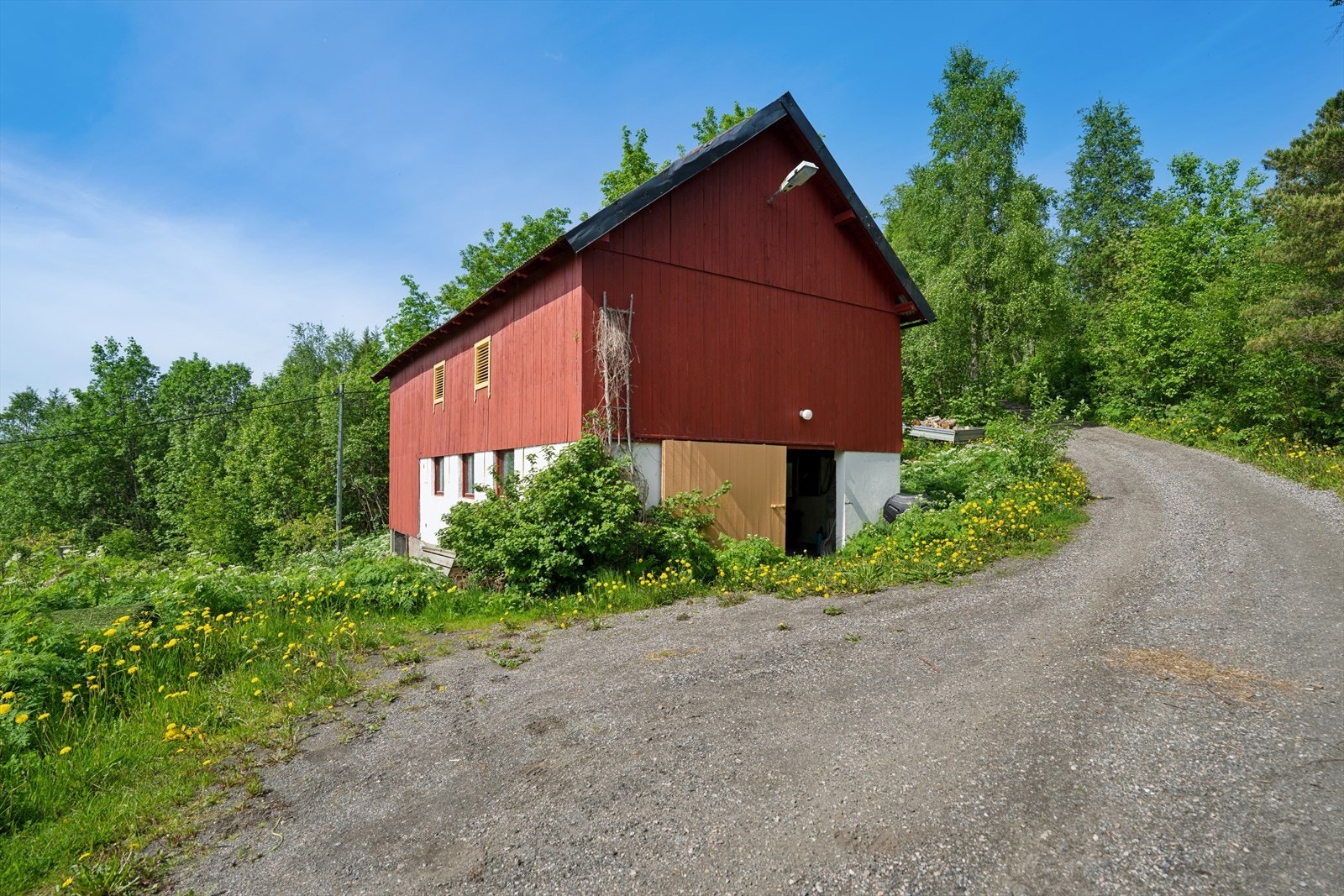 Eiendommen inkluderer en tradisjonell låve fra ca. 1918 med lagerplass. Galleribilde