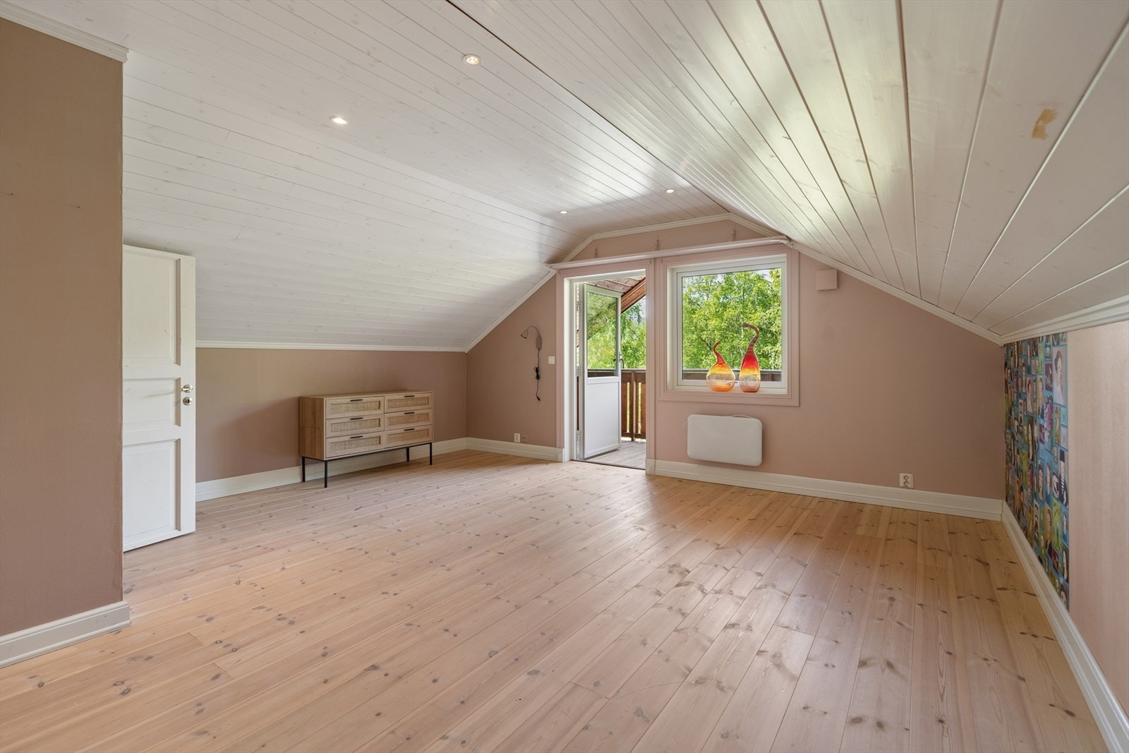 Et av rommene i loftsetasjen, med utgang til verandaen. Galleribilde