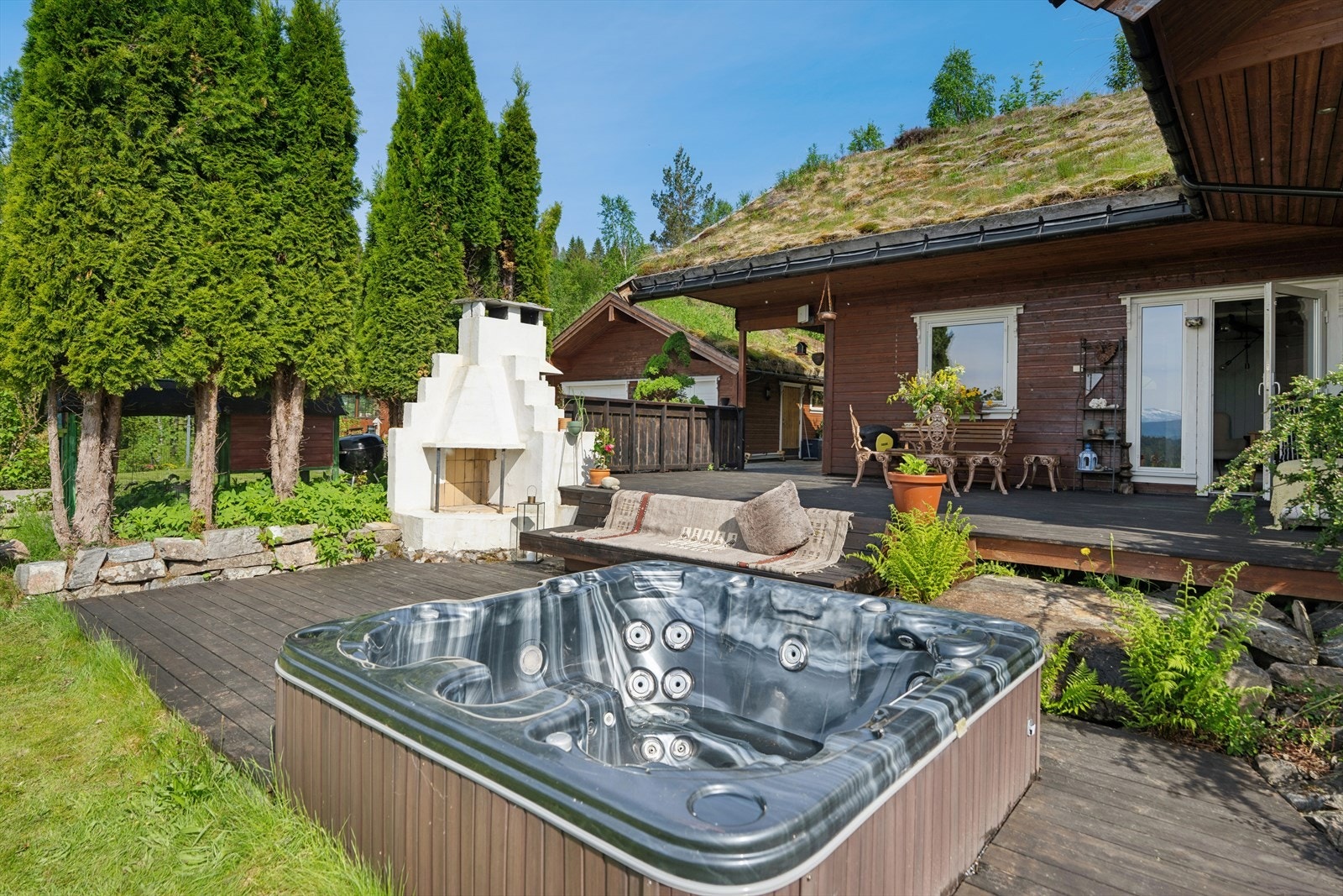 Jacuzzi er felt ned i terrassen, som er bygget i tre. Galleribilde