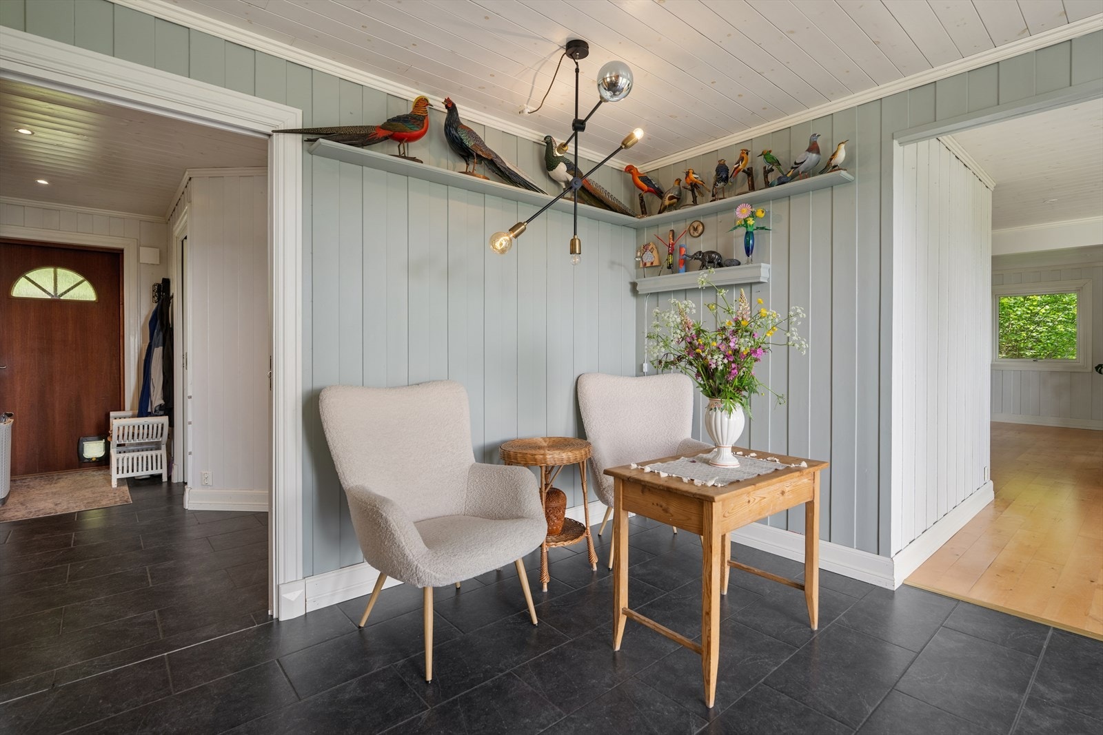 Fra entreen er det flislagt gulv med vannbåren gulvvarme som fortsetter inn mot kjøkkenet. Galleribilde