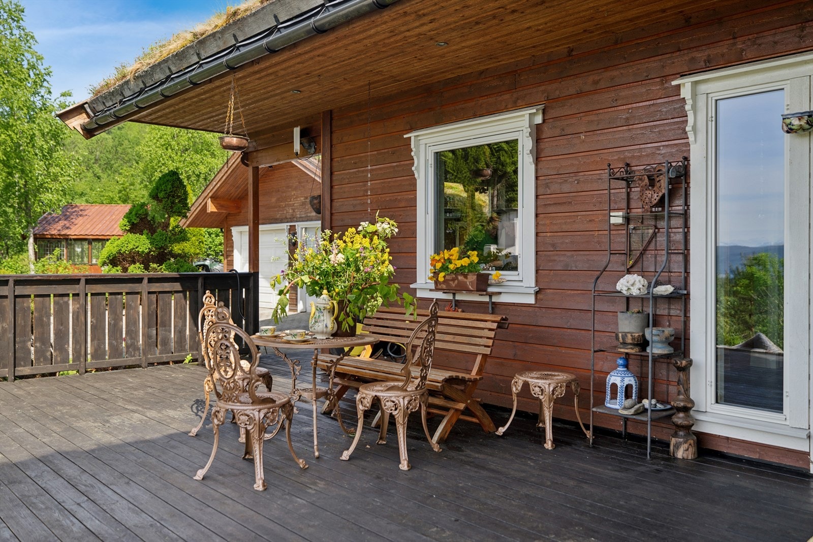 Terrassen har flere soner med god plass til ulike sittegrupper. Galleribilde