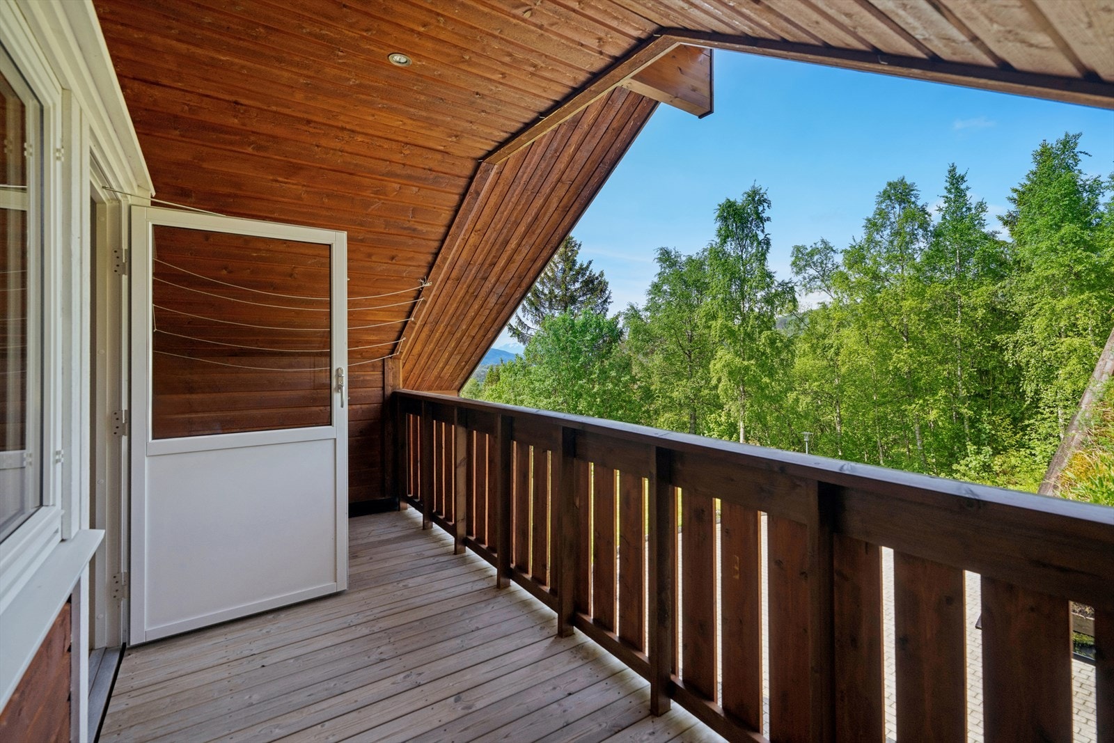 Verandaen i andre etasje er på 15 m² og har tilgang fra flere av rommene. Galleribilde