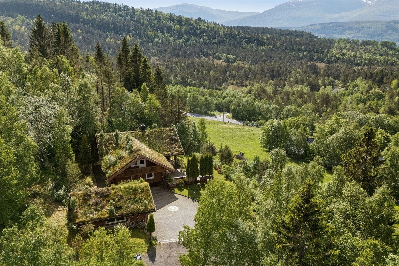 Eiendommen ligger fritt til i et landlig og frodig landskap. Galleribilde