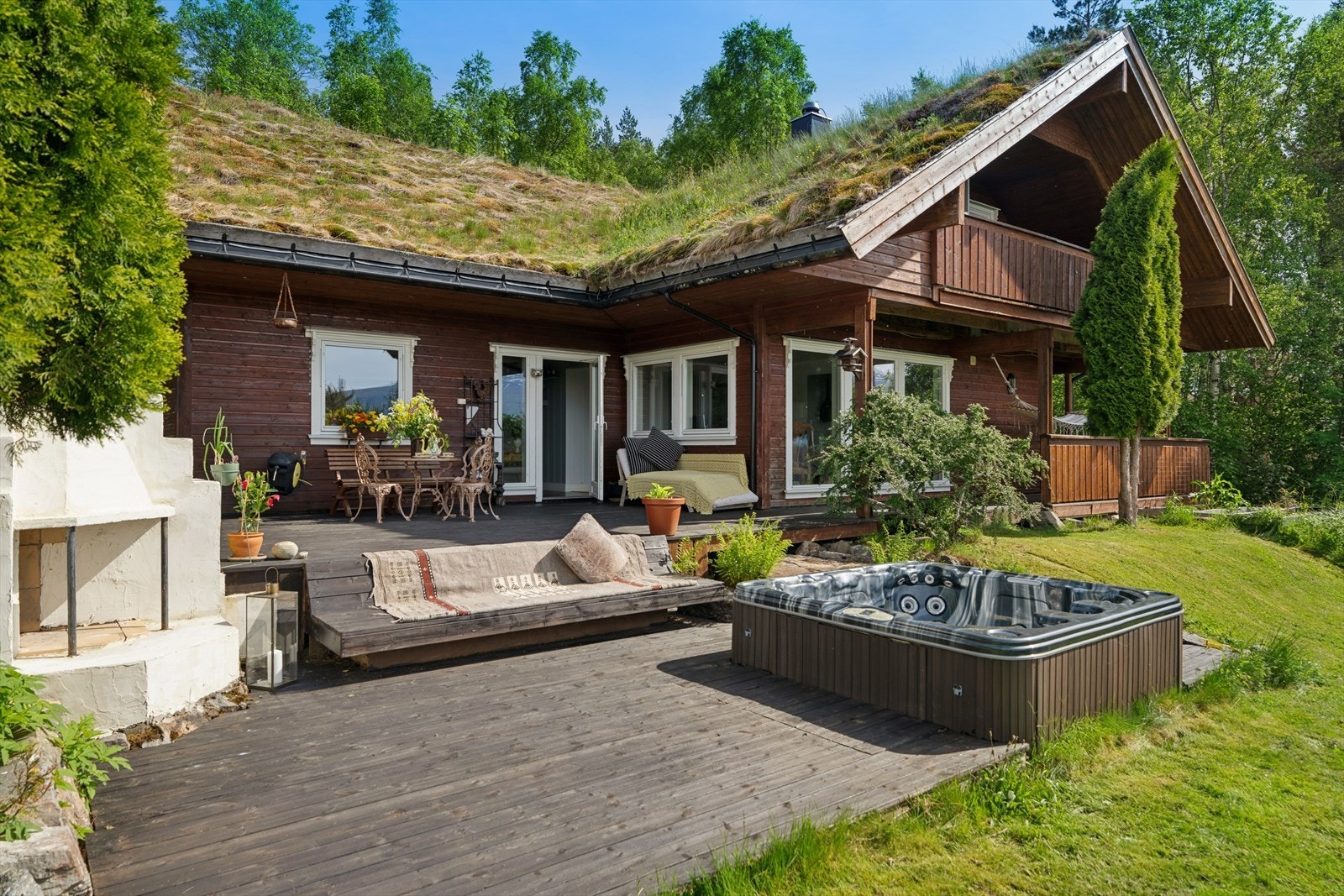 Enebolig fra 2005 med torvtak og en stor terrasse på 80 m² som strekker seg rundt boligen. Galleribilde