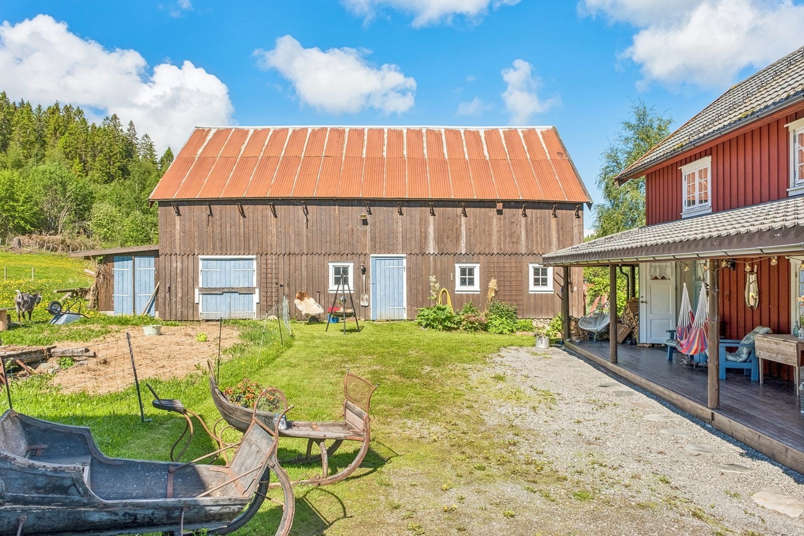 Pent tun med adkomst til både bolig og driftsbygninger. Galleribilde