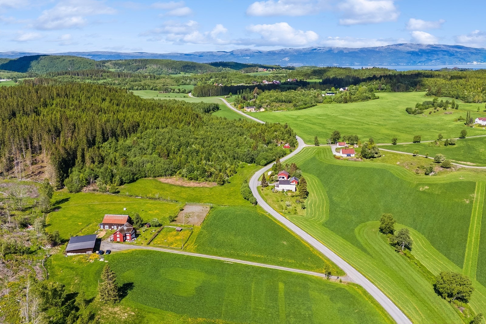 Tomten er på 25 mål og gir rikelig med plass til både rekreasjon, hagebruk og mindre dyrehold. Galleribilde