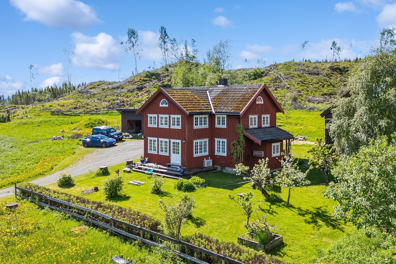 Stor tomt med gode bruks- og rekreasjonsmuligheter - perfekt for deg som ønsker landlig ro. Galleribilde