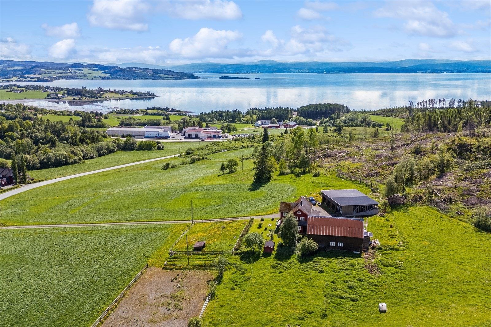 Eiendommen ligger fritt til i naturskjønne omgivelser, med fantastisk utsikt mot fjorden og det vakre kulturlandskapet rundt. Galleribilde
