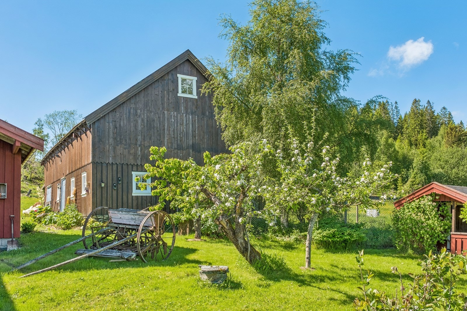 Eiendommen er opparbeidet med fin beplantning og fremstår som meget idyllisk Galleribilde