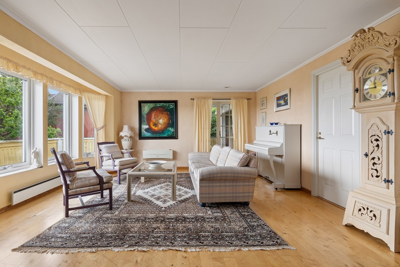 Stuen har parkettgulv og god plass til ulike møbleringsløsninger. Galleribilde